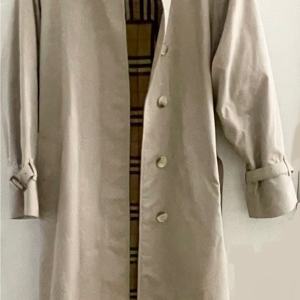 Burberry *Lg* Trench coat Like new